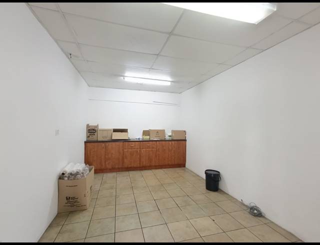 1,639M² WAREHOUSE TO LET IN NEW GERMANY